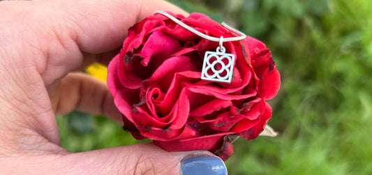 Sant Jordi: Cuando una Historia se Regala en Silencio - Inaianei