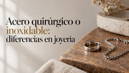 Aro y cadena de acero inoxidable sobre la mesa