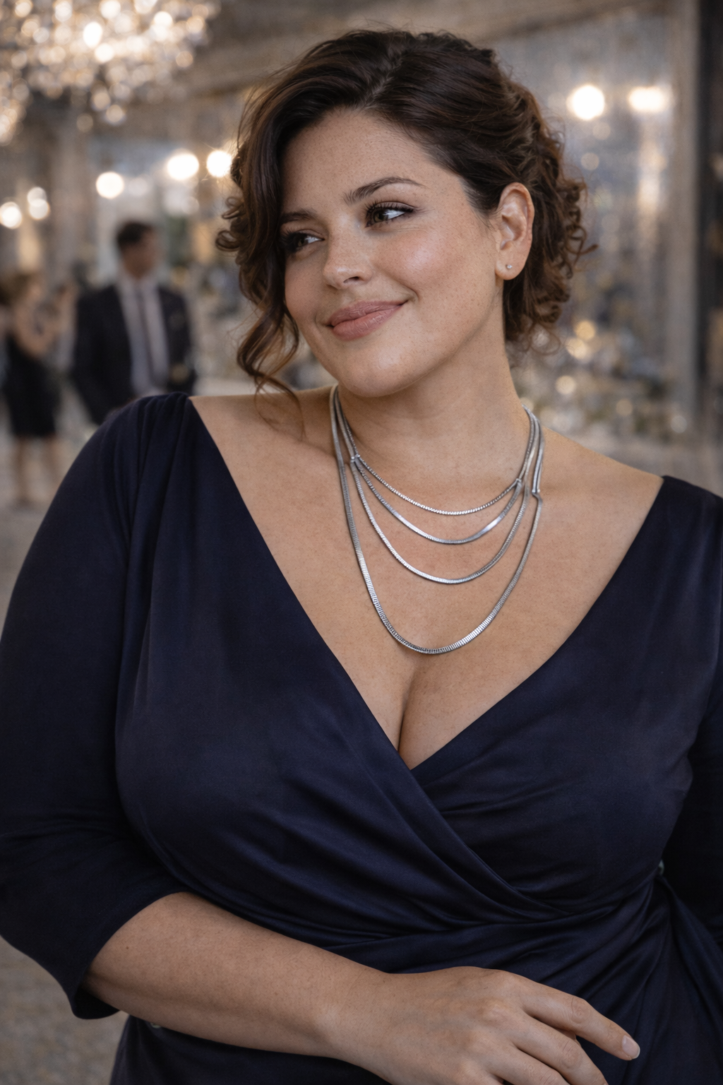 Qué joyas llevar con un vestido de invitada de boda según el escote y el color
