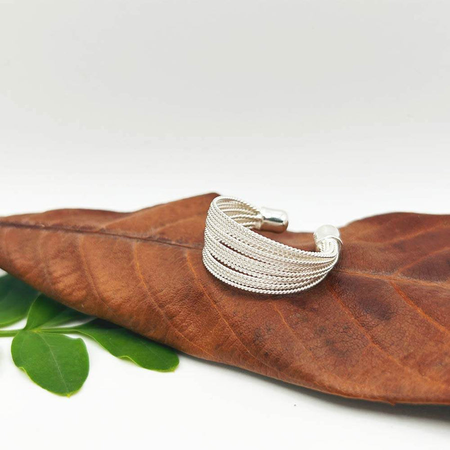 Anillo Raina de plata con diseño entrelazado