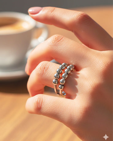 Anillo Shanti de plata 925 colocado en el dedo