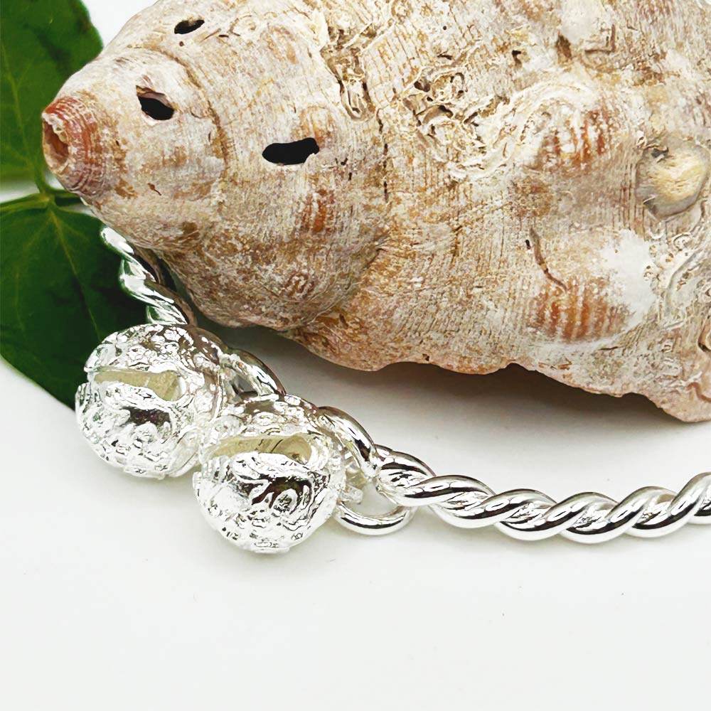 Detalle de los dijes de la Pulsera Ema